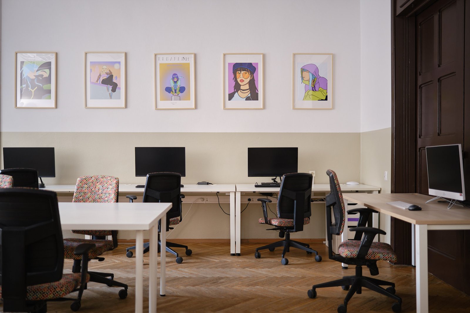 Nowoczesna pracownia komputerowa w Prywatnym Liceum Przyszłości Montessori we Wrocławiu, z biurkami i kolorowymi krzesłami